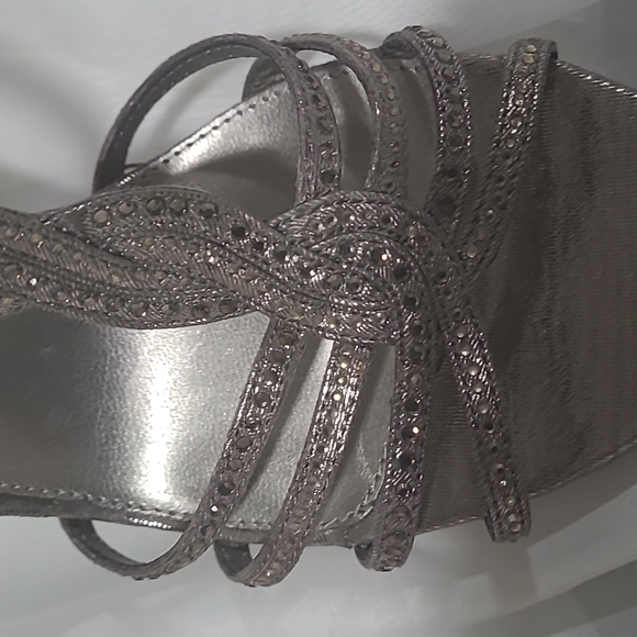 Adrianna Papell boutique silver shoes NWOT - Picture 2 of 4